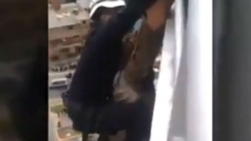 Μία τραγική στιγμή – Διασώστης χάνει από τα χέρια του άνδρα που ήθελε να αυτοκτονήσει (βίντεο)